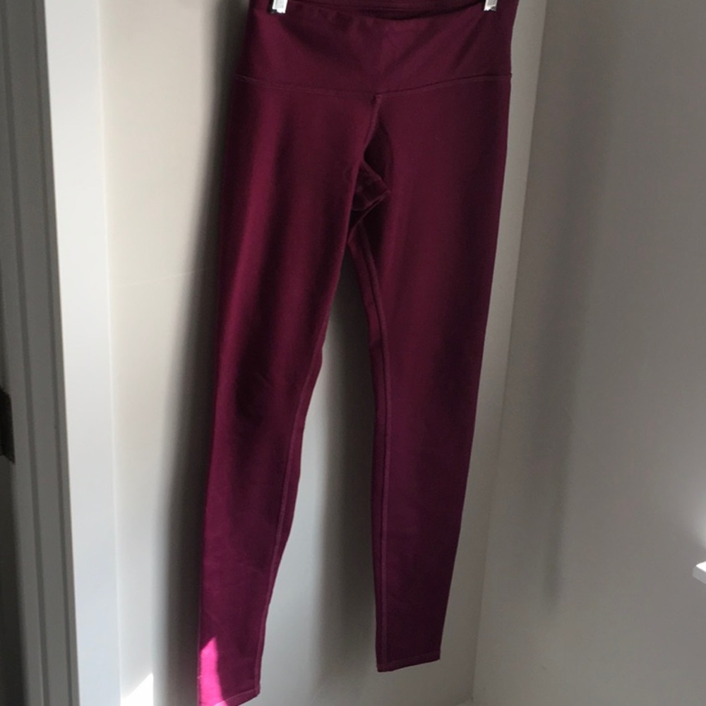 Alo legging in maroon type color